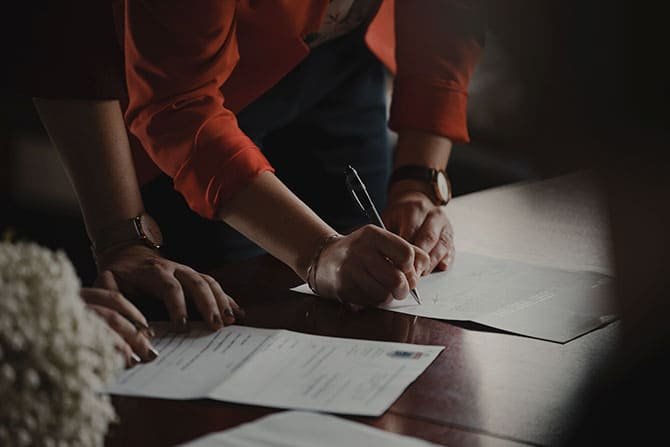 Familia gestionando la herencia de una vivienda en Zaragoza